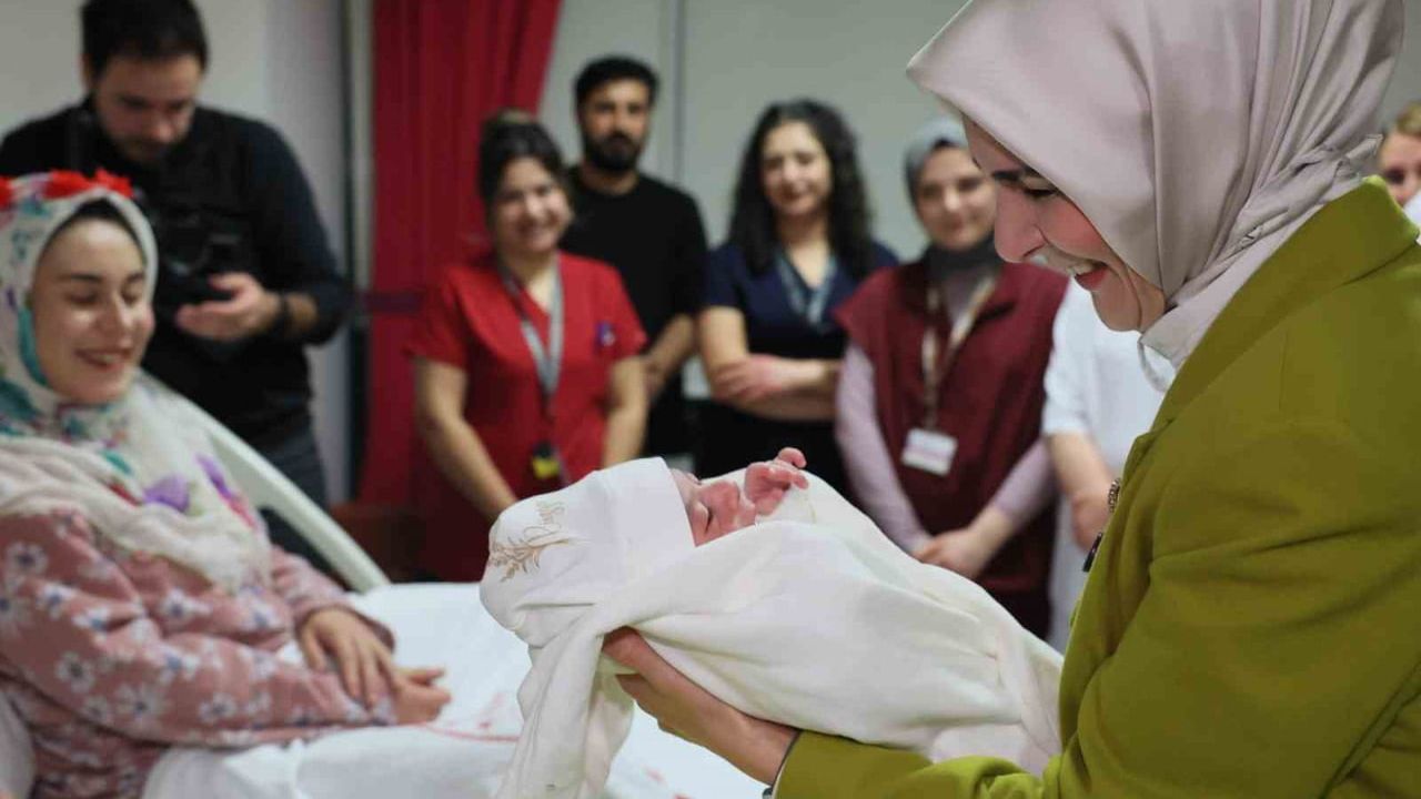 Bakan Mahinur Özdemir Göktaş, Yeni Doğan Bebekleri Ziyaret Etti