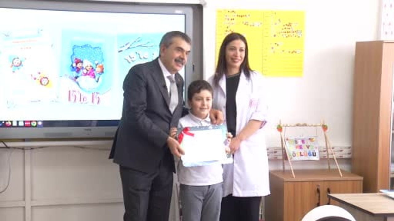 Bakan Tekin, Ağrı'da Karne Dağıtım Törenine Katıldı