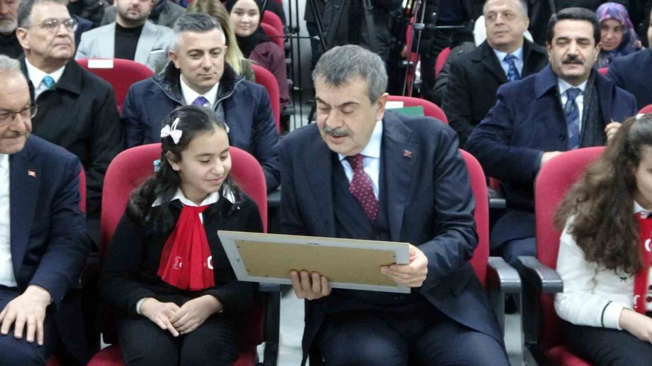 Bakan Tekin, Malatya'da Görme Engelli Öğrencilerle Buluştu