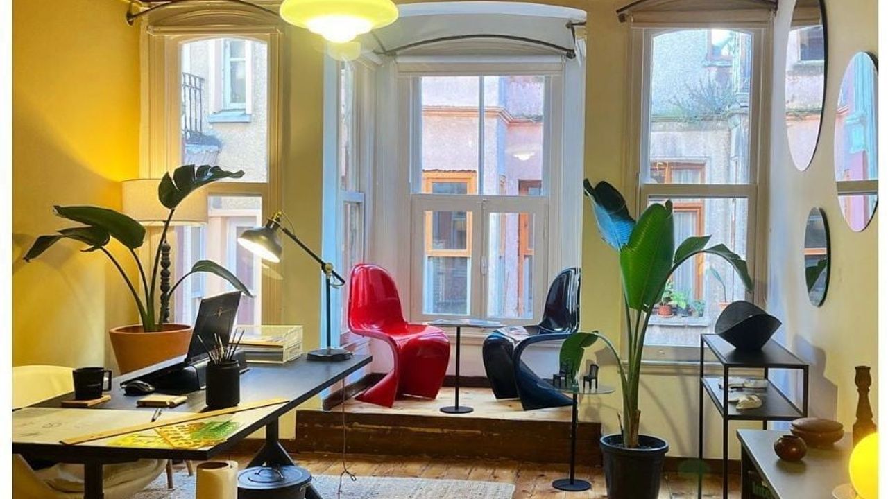 Balat'ta 125 Yıllık Tarihi Yapıda 'Limon Kolonyası' Sergisi Açıldı