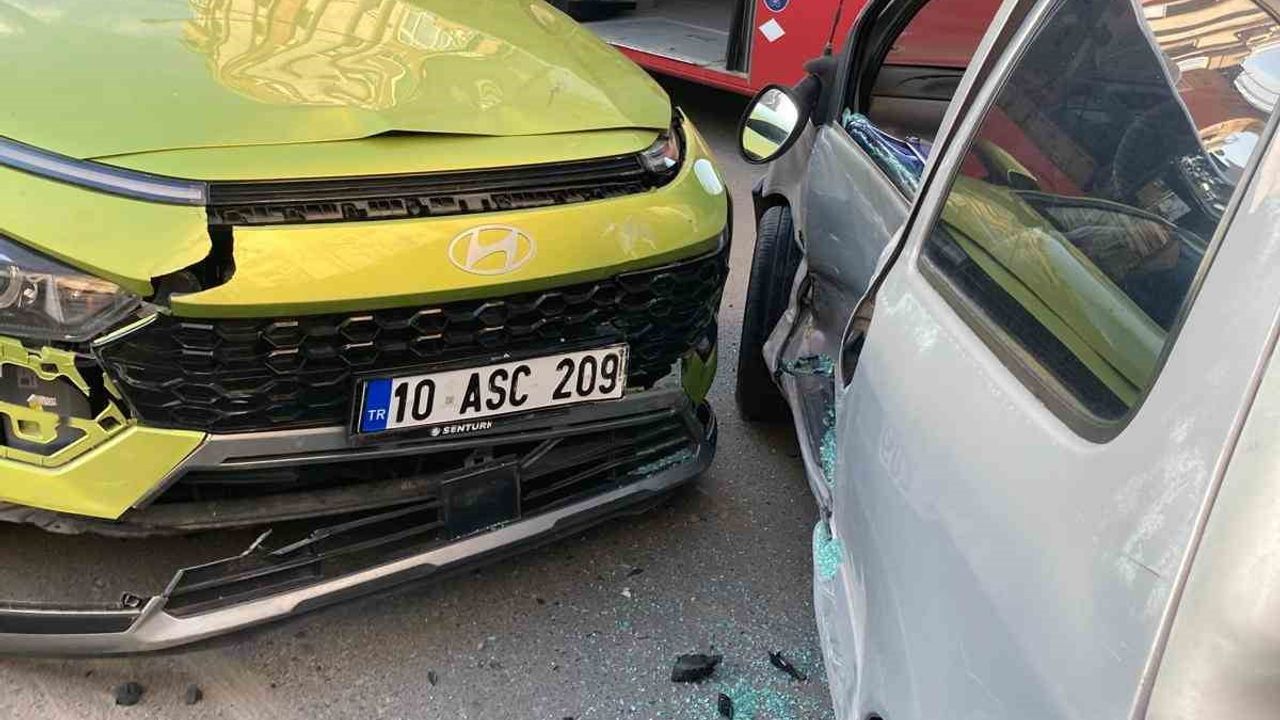 Balıkesir'de Çift Taraflı Trafik Kazası: 2 Yaralı