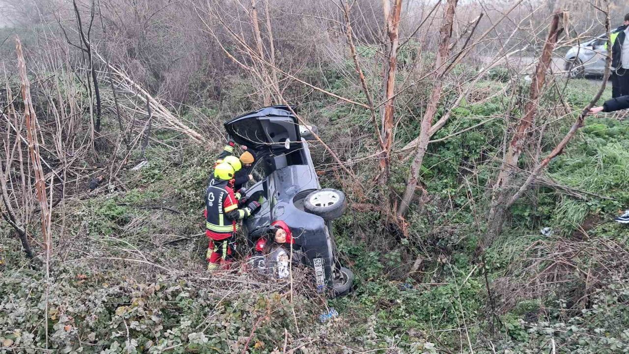 Balıkesir'de Kontrolden Çıkan Araç Şarampole Uçtu