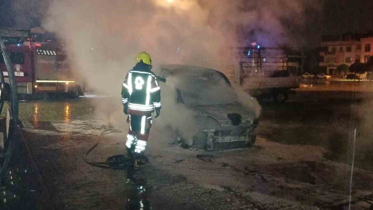 Balıkesir'de Park Halindeki Ticari Araçta Yangın Çıktı