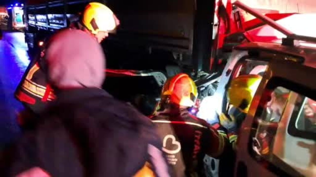 Balıkesir'de Trafik Kazası: Otomobil Tıra Çarptı