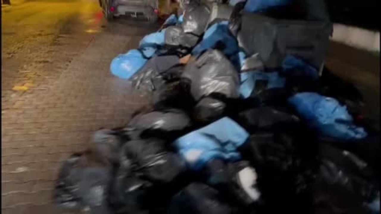 Bandırma'da Hastane Yakınında Çöp Yığınları Tepkileri Arttırdı