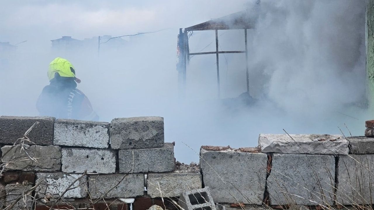 Bandırma'da Metruk Binada Yangın: 1 Kişi Dumandan Etkilendi