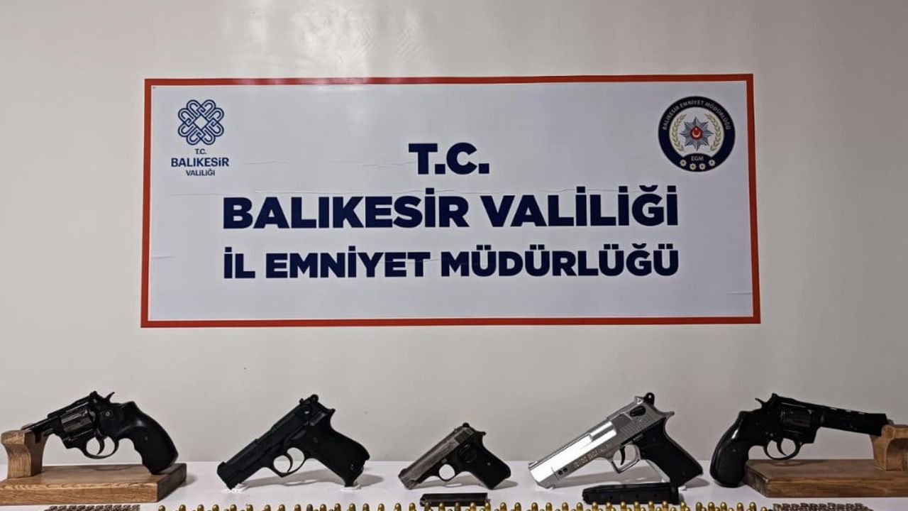 Bandırma Emniyeti'nden Güvenlik Raporu: 186 Ruhsatsız Silah Ele Geçirildi