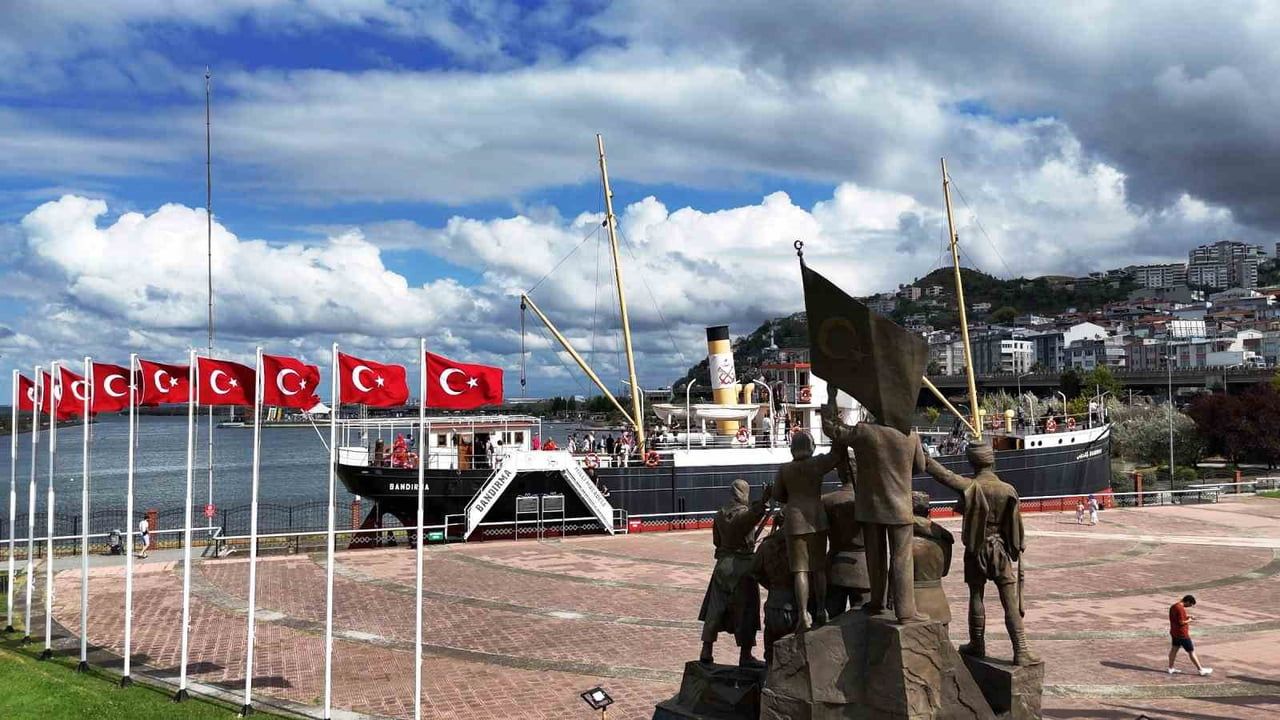 Bandırma Vapuru Tütün İskelesi'ne Taşınıyor