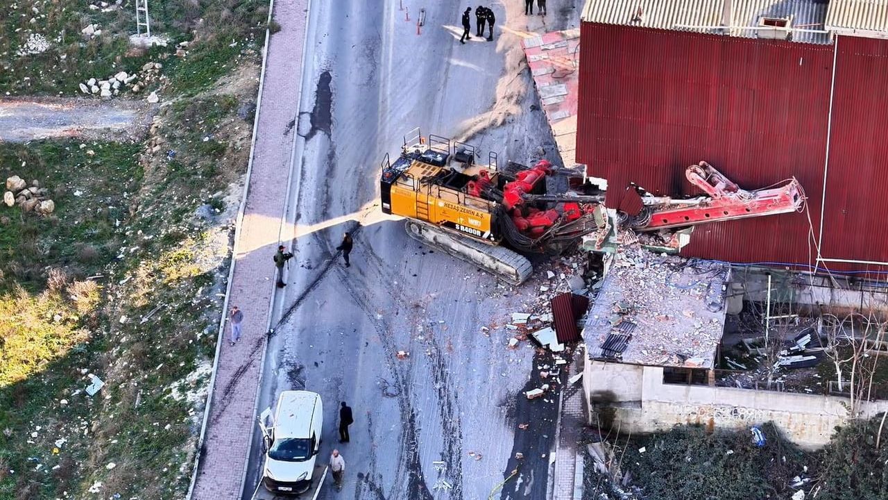 Başakşehir'de Tırdan Düşen Vinç Kaza Yaptı