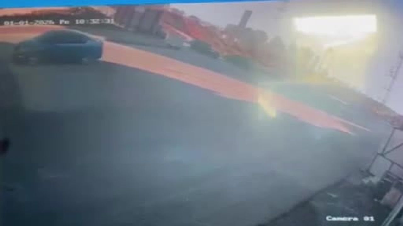 Başakşehir'de Vinç Kazası: İki Araç ve Bir Bina Zarar Gördü