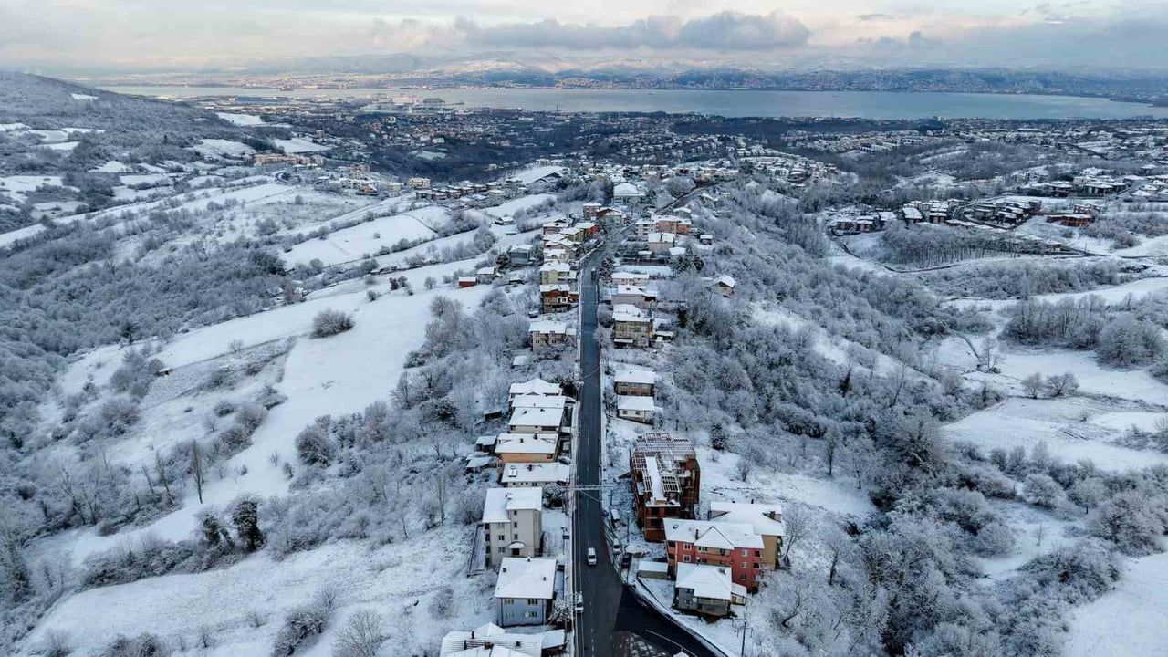 Başiskele'de Karla Mücadele Çalışmaları Sürüyor