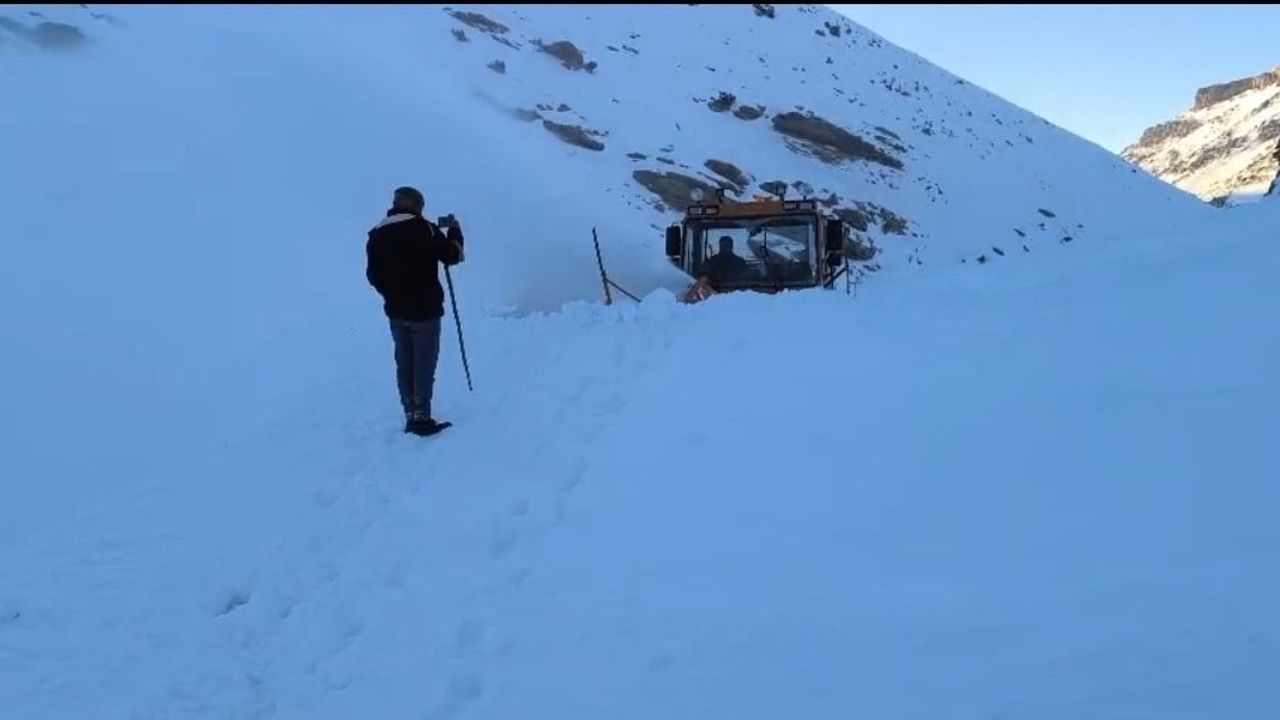 Başkale'de Çığ Nedeniyle Kapanan Yol Yeniden Ulaşıma Açıldı