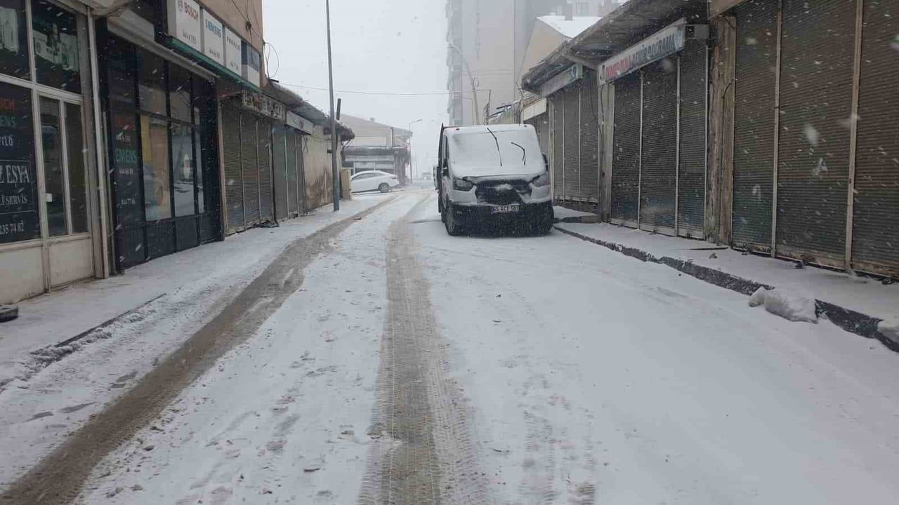 Başkale'de Kar Yağışı Etkili Olmaya Başladı