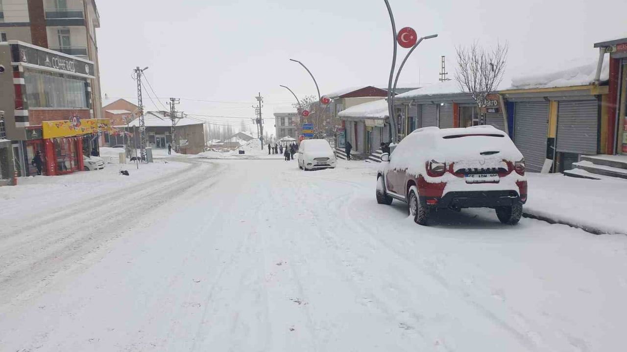 Başkale'de Kar Yağışı Sonrası 19 Yerleşim Yeri Ulaşıma Kapandı