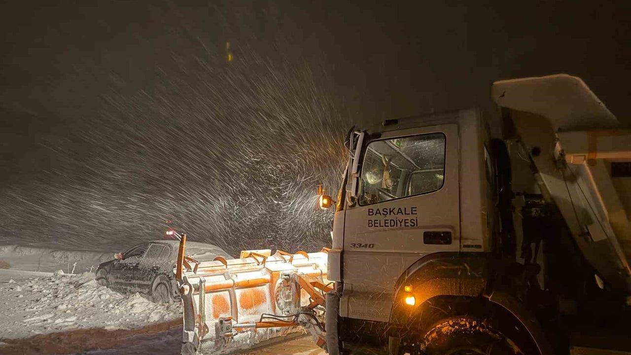 Başkale'de Kar Yağışı Sonrası Otomobil Yuvarlandığı Yerden Kurtarıldı
