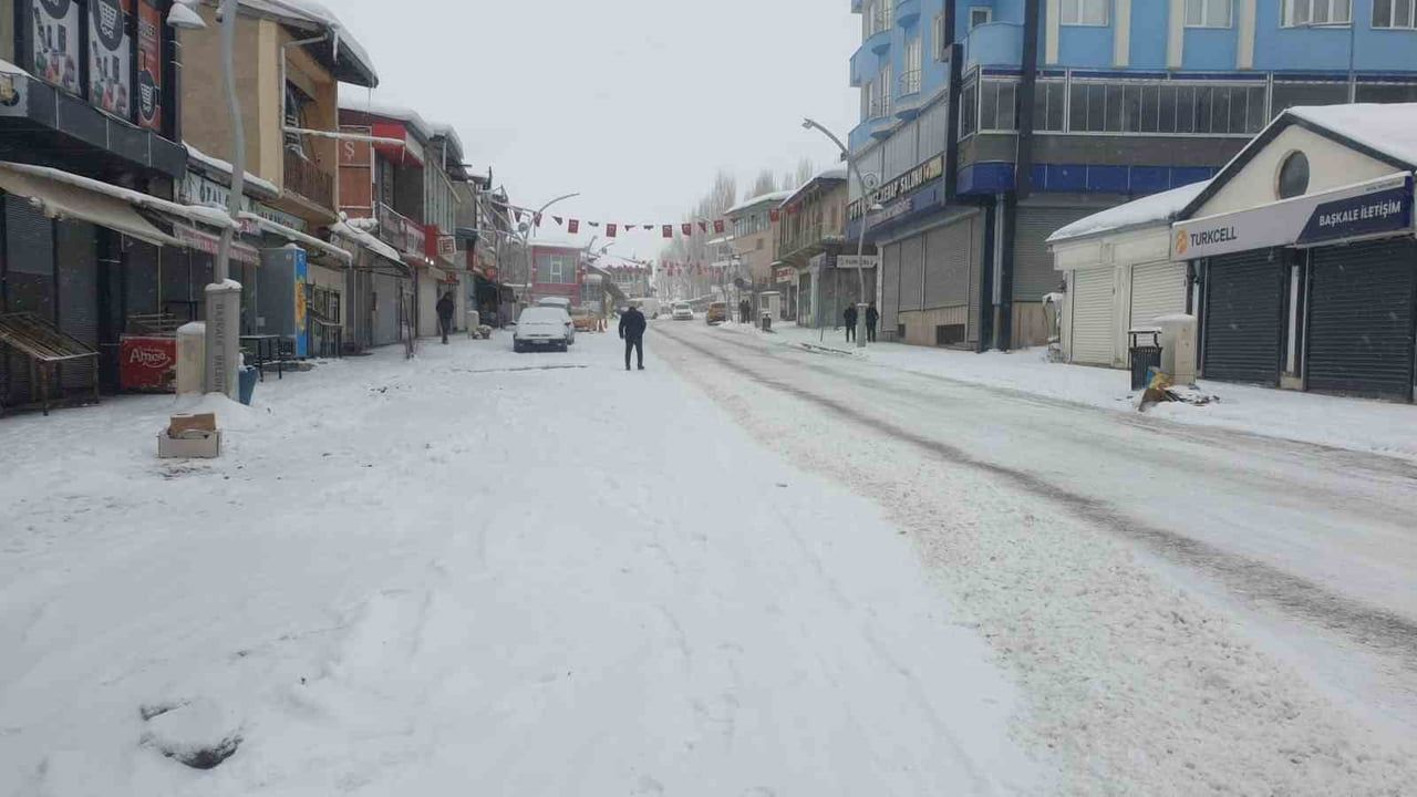 Başkale'de Yoğun Kar Yağışı Hayatı Olumsuz Etkiledi