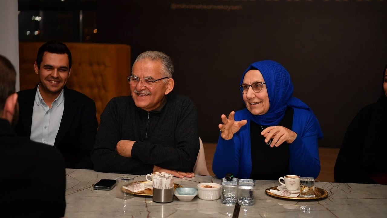 Başkan Büyükkılıç Gençlerle Kahve İçerek Sohbet Etti