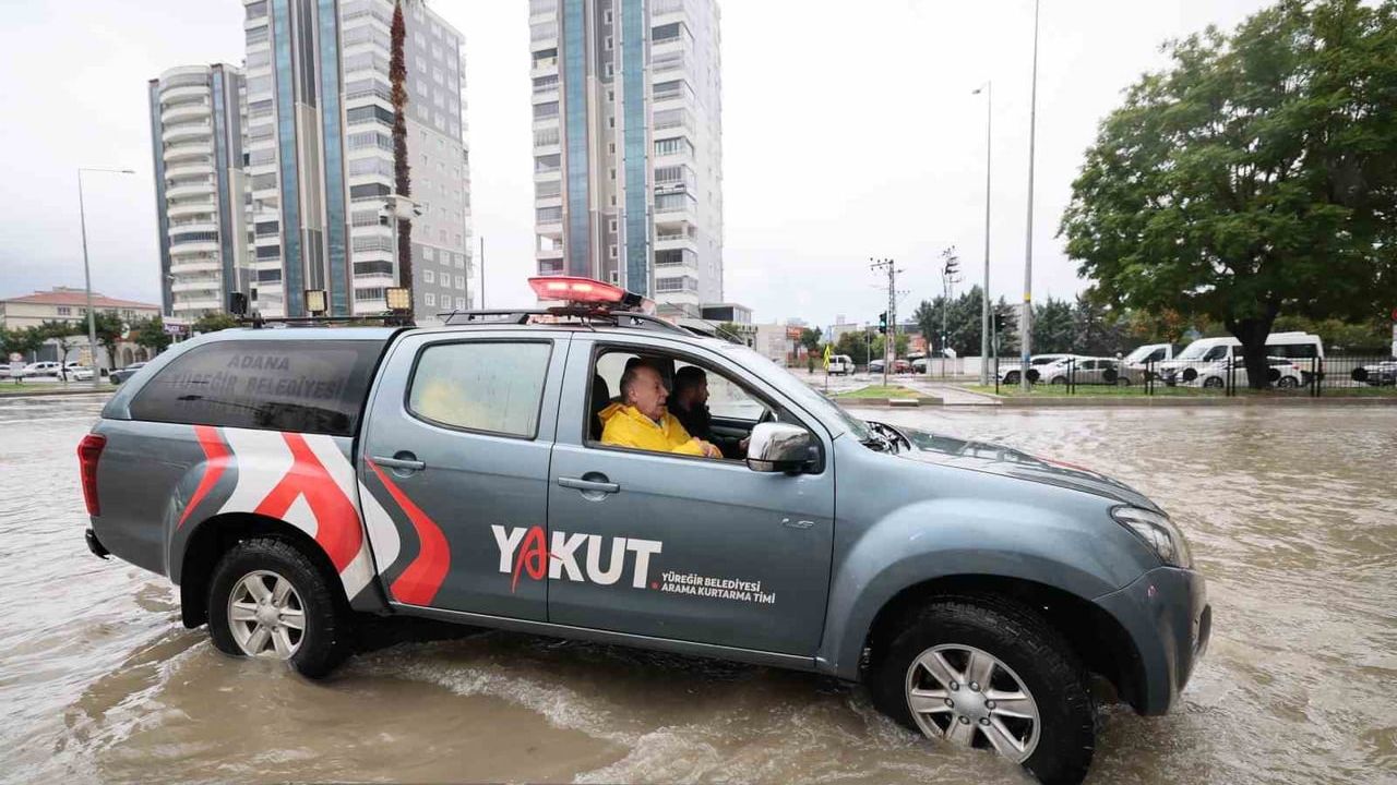 Başkan Demirçalı, Yoğun Yağışta Ekiplerle Sahada Yer Aldı