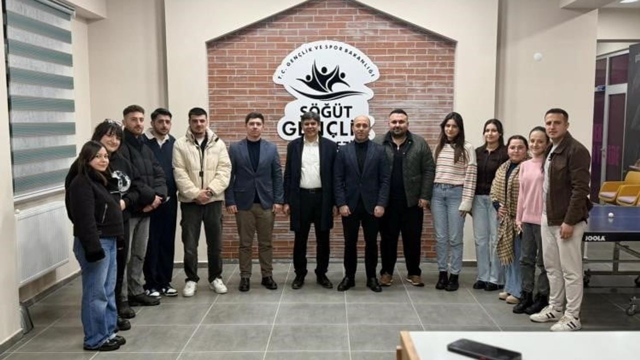 Başkan Durgut Gençlerle Gençlik Merkezi'nde Buluştu