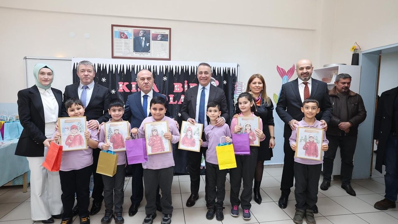 Başkan Dursun'dan Öğrencilere Karnelerini Verdi