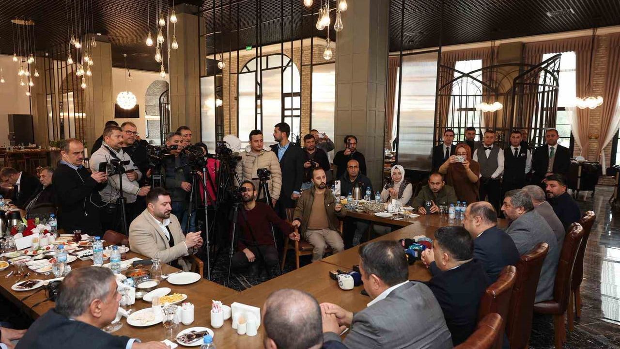 Başkan Gülpınar'dan Gazetecilere Anlamlı Kutlama