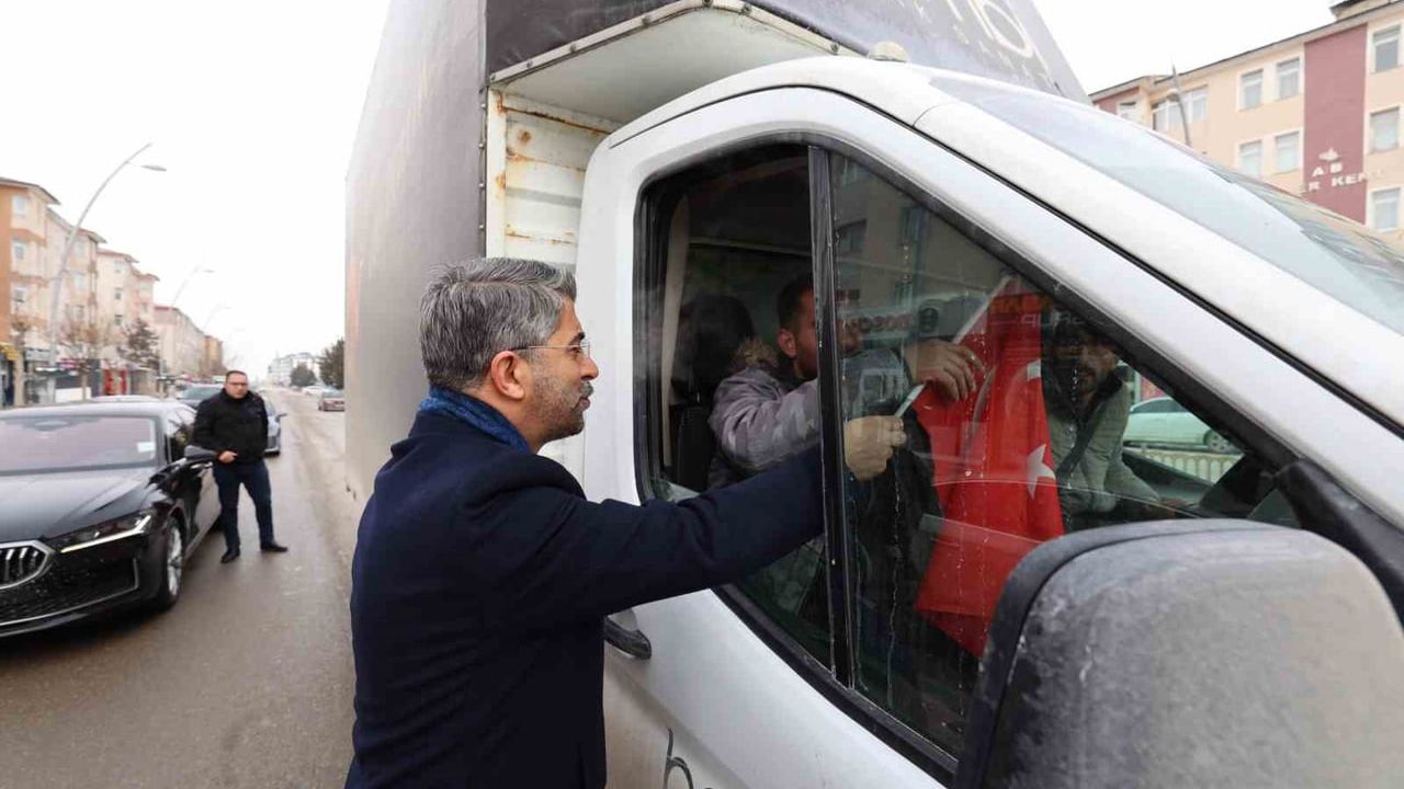 Başkan Küçükoğlu, Aziziye'de Bayrak Dağıttı