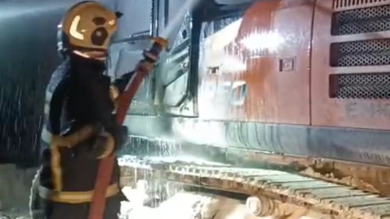 Batman'da İş Makinesi Yangını Kontrol Altına Alındı