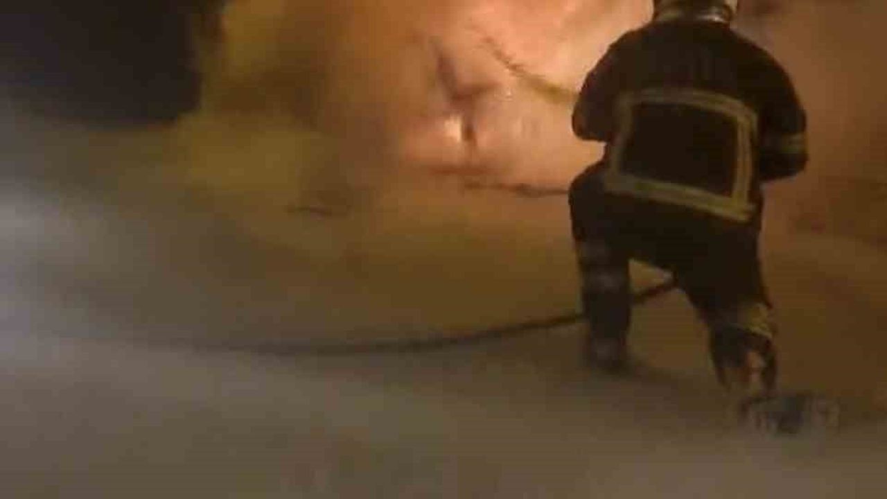 Batman'da Park Halindeki Otomobil Alev Alev Yandı