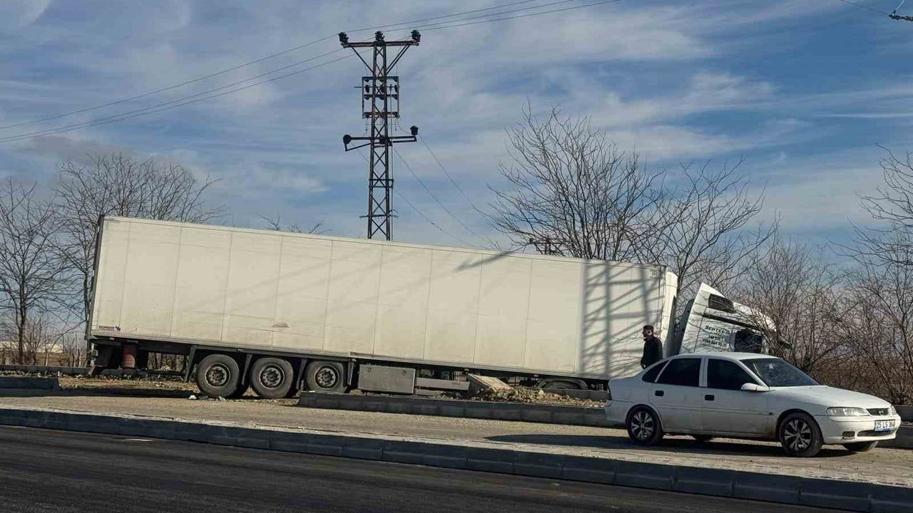 Batman'da Tır ile Minibüs Çarpışması: 6 Yaralı