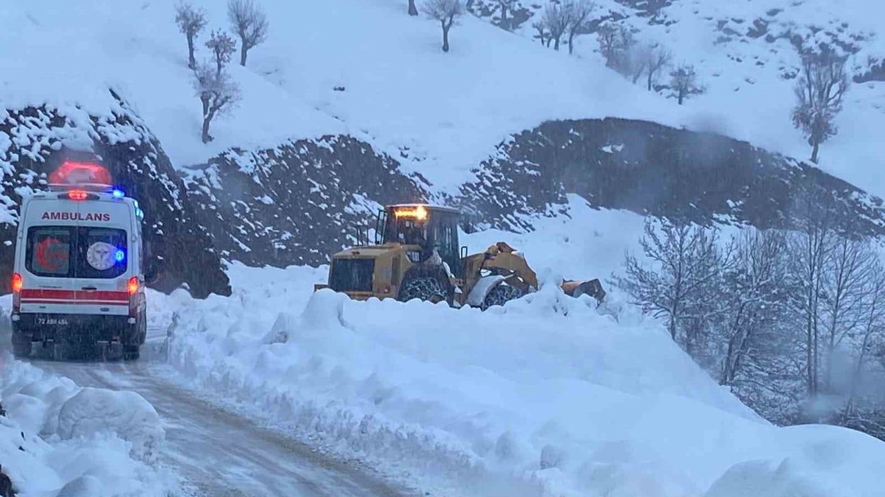 Batman'da Yoğun Kar Yağışında Mahsur Kalan Hasta Kurtarıldı