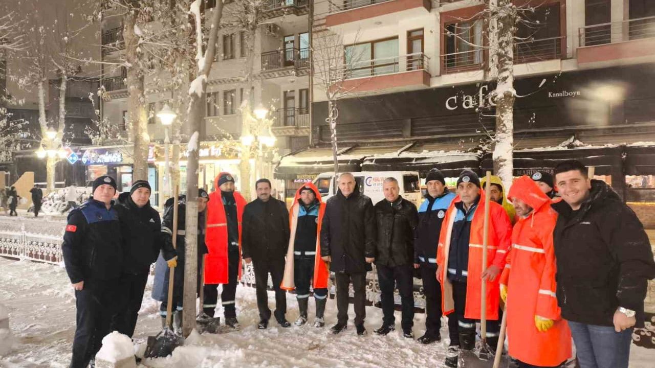 Battalgazi Belediyesi Kış Şartlarında Ulaşımı Sağlamak İçin Gece Boyu Görevde