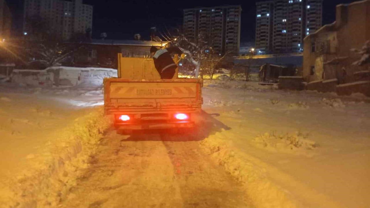 Battalgazi Belediyesi Yoğun Kar Mücadelesi ile Tüm Yolları Ulaşıma Açtı