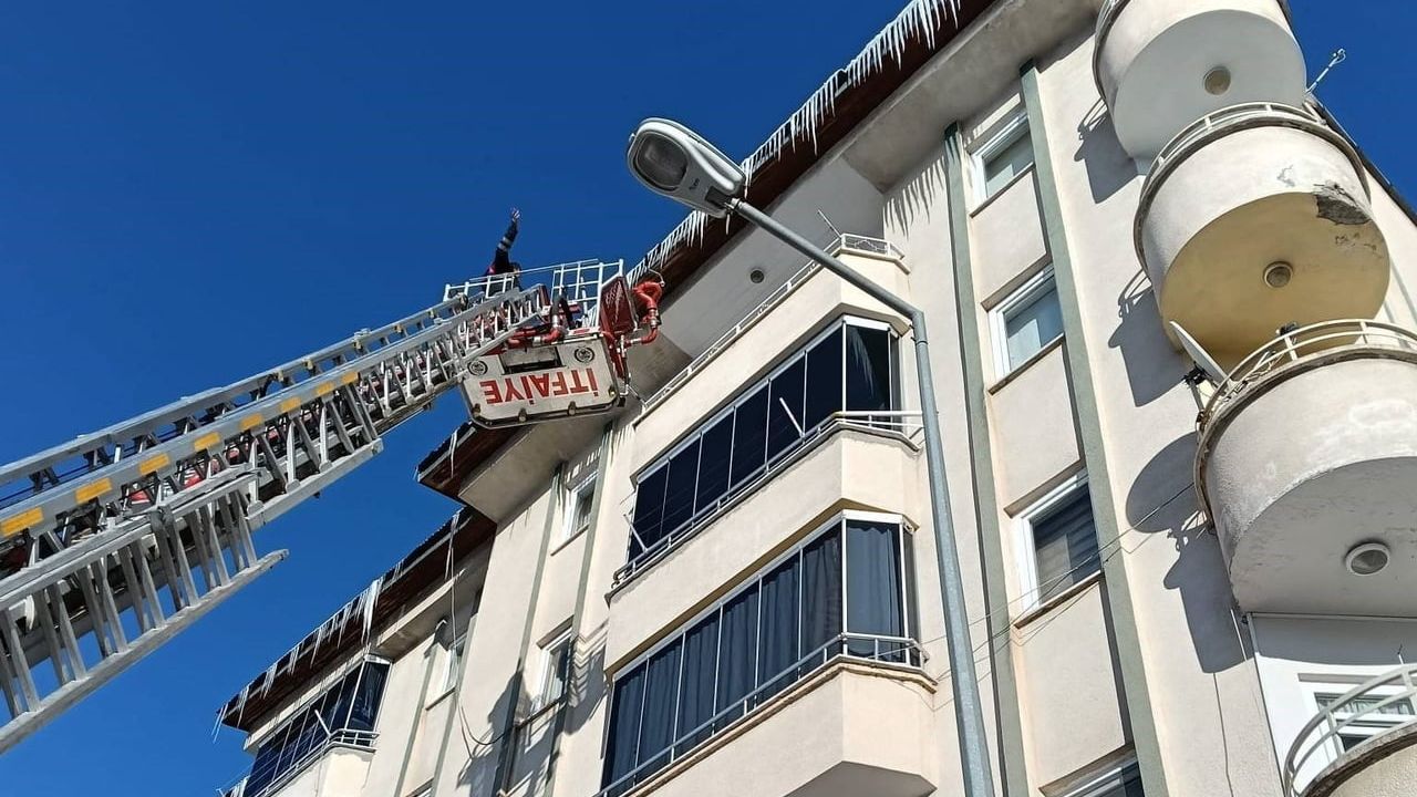 Bayburt'ta Buz Sarkıtı Temizlik Çalışmaları Sürüyor