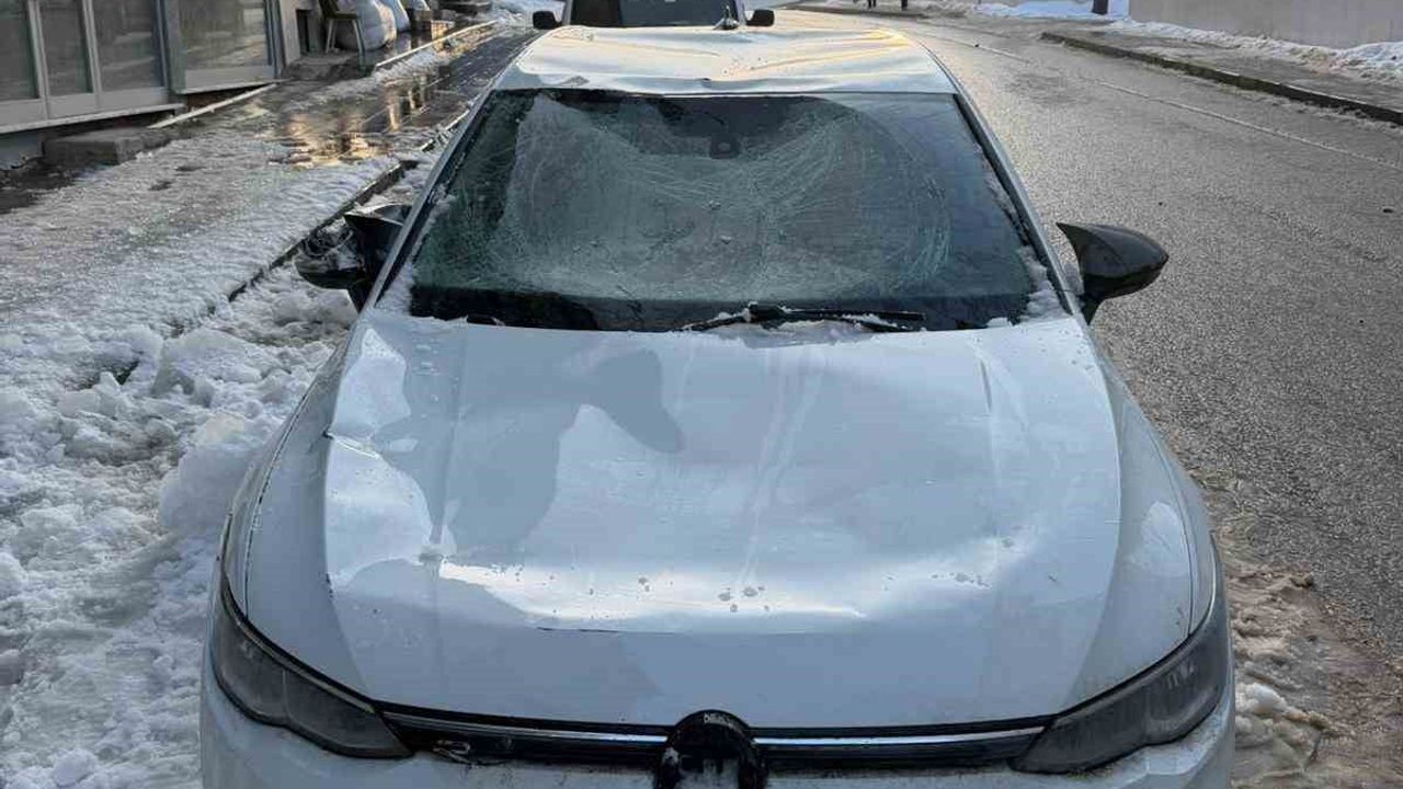 Bayburt'ta Çatıdan Düşen Kar Kütleleri Park Halindeki Araçlara Zarar Verdi