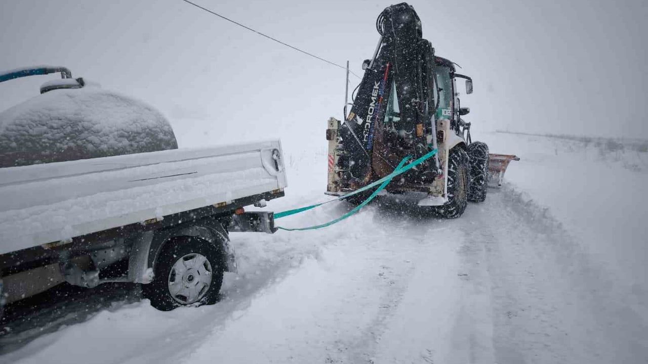 Bayburt'ta Kar Kurtarma Çalışmaları Başarıyla Tamamlandı