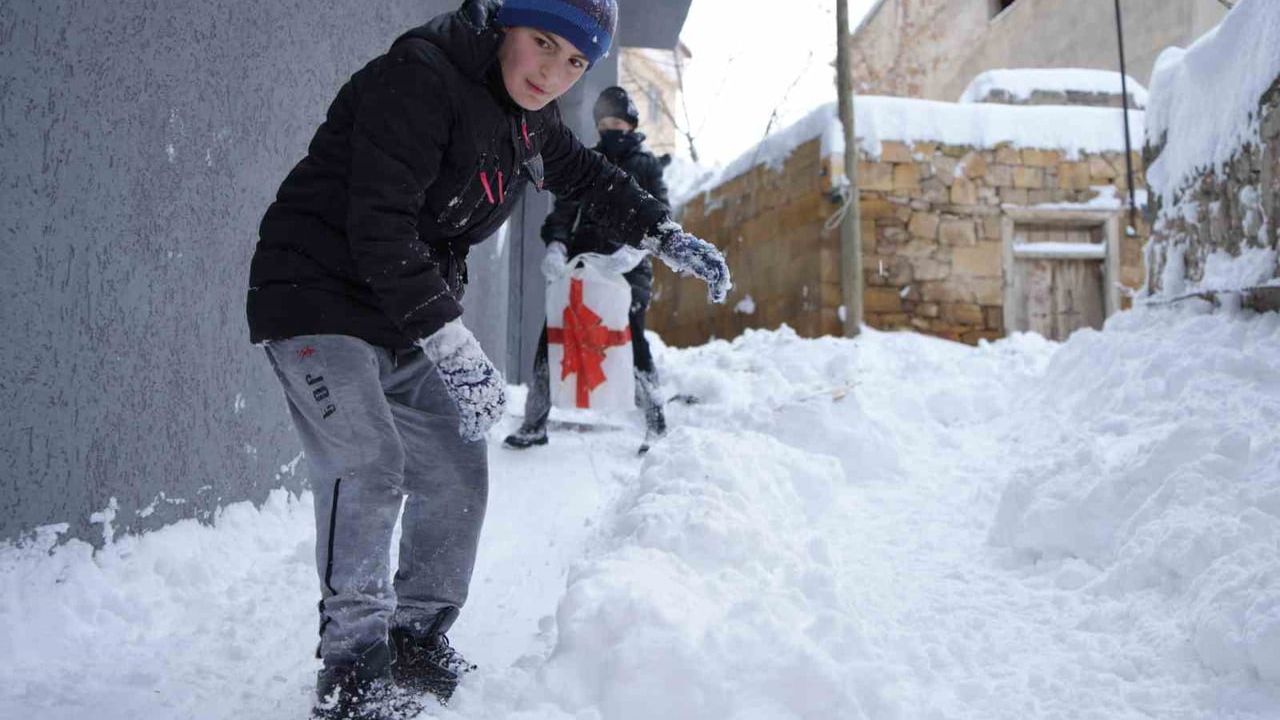 Bayburt'ta Kar Yağışı Nedeniyle Eğitime Ara Verildi