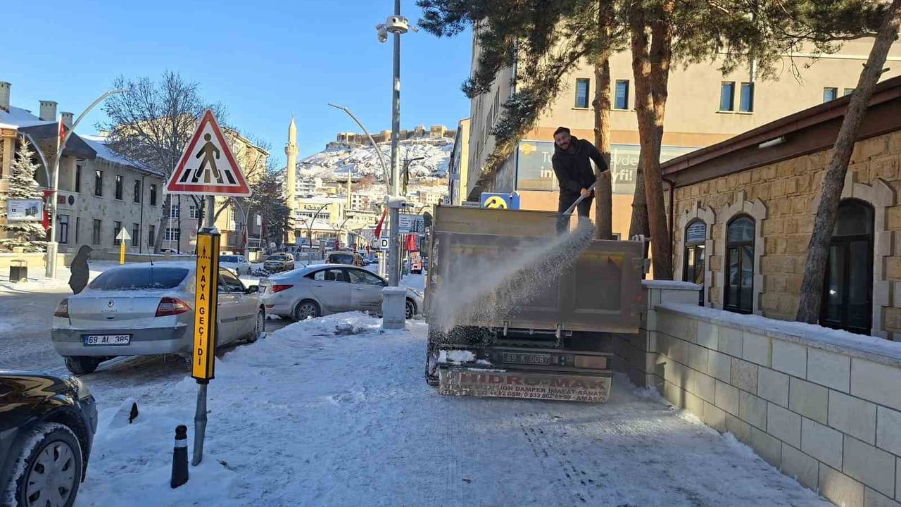 Bayburt'ta Karla Mücadele: Tuzlama Çalışmaları Başladı