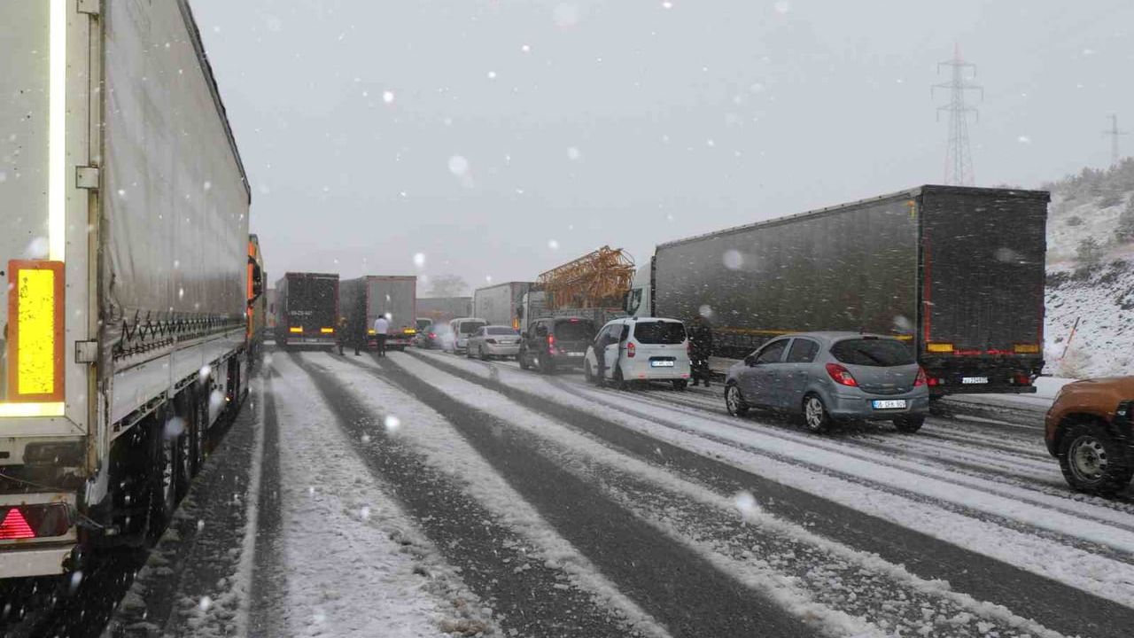 Bayburt'ta Kuvvetli Kar ve Fırtına Uyarısı