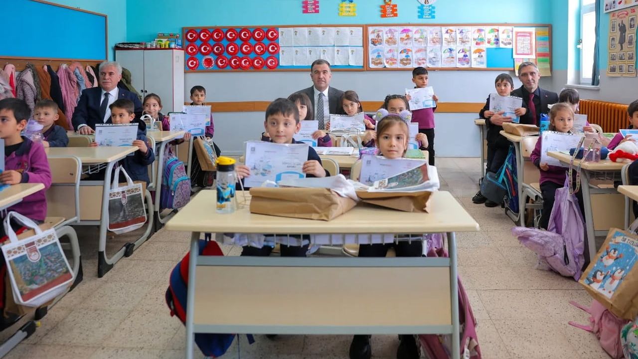 Bayburt'ta Öğrenciler Karne Sevinci Yaşadı