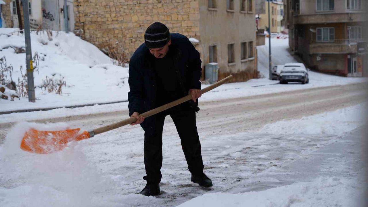 Bayburt'ta Yağış ve Soğuk Hava Etkili Olmaya Devam Ediyor