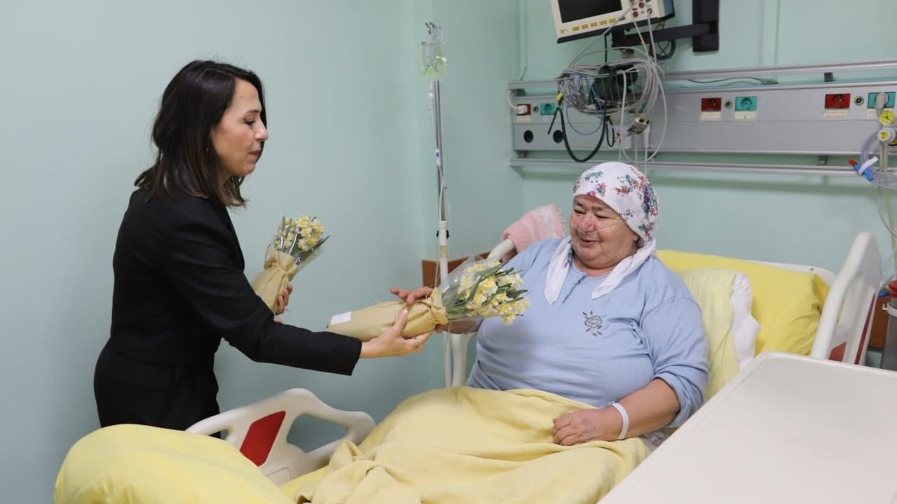 Bayındır'da İptal Edilen Festivalin Nergisleri Hastalara Moral Oldu