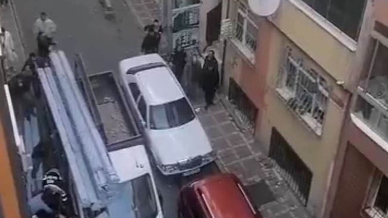 Bayrampaşa'da Kamyonetten Düşen Malzemeler İşçiyi Yaraladı