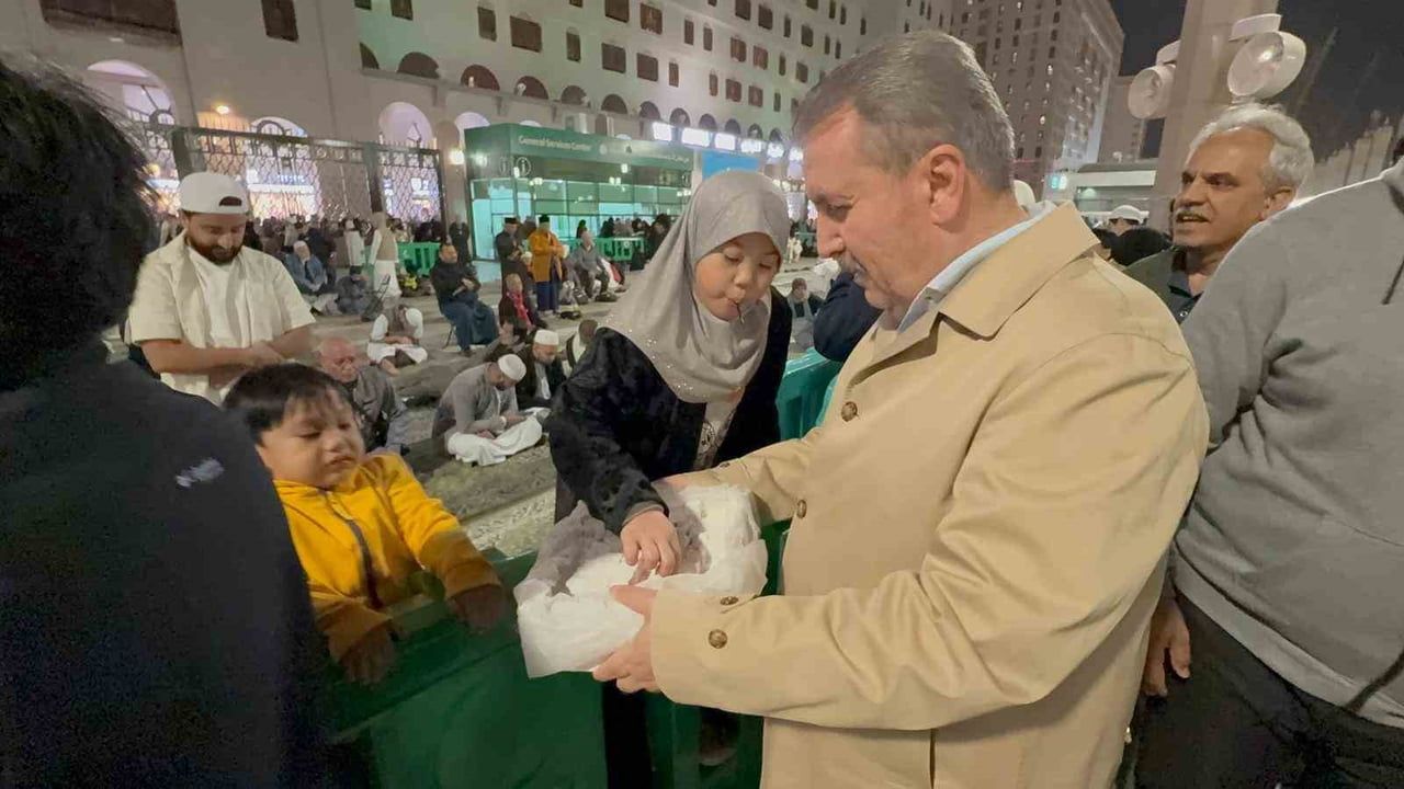 BBP Genel Başkanı Destici Mescid-i Nebevi'de Vatandaşlarla Buluştu
