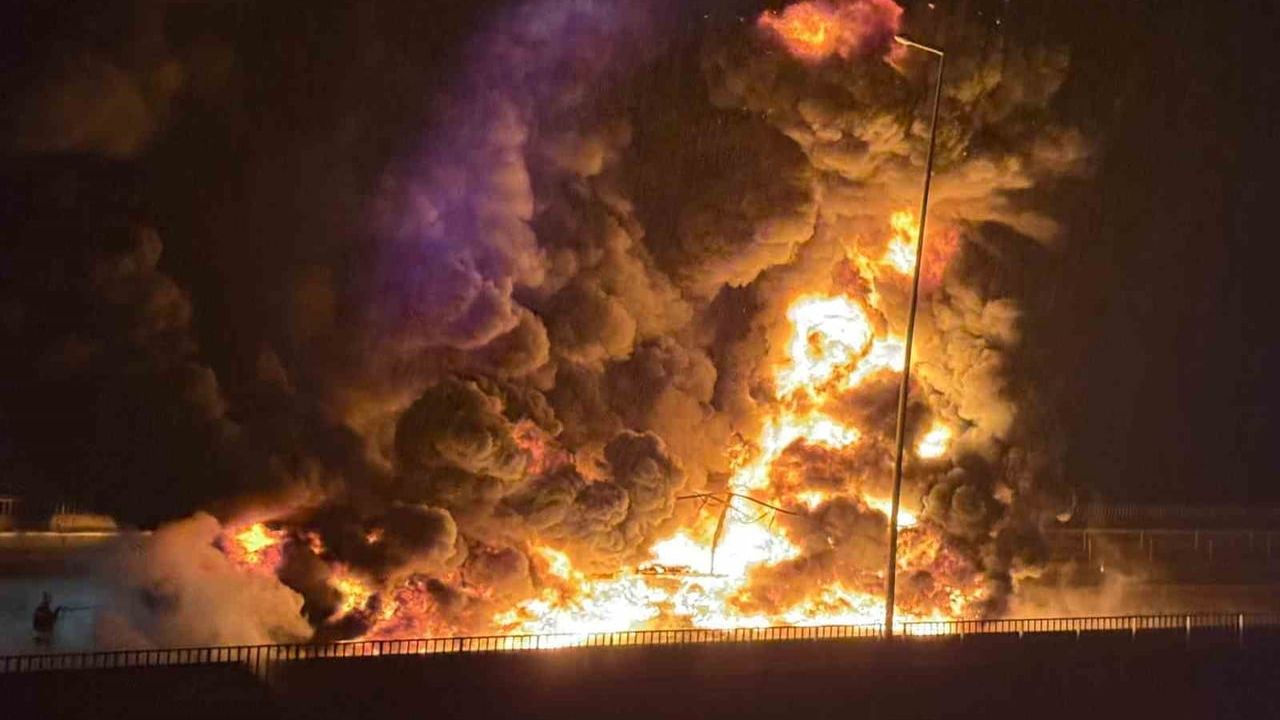 Bebek Bezi Yüklü Tır TAG Otoyolu'nda Yandı