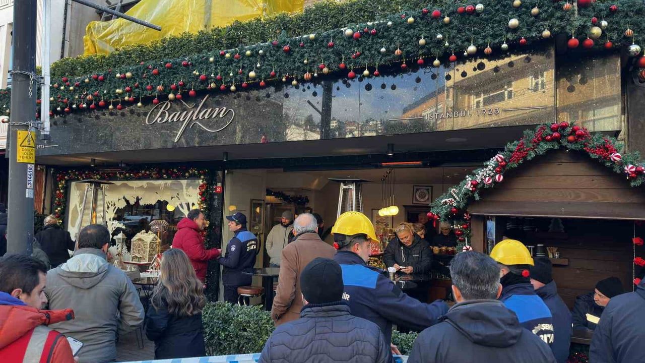 Bebek'taki Baylan Pastanesi'nin Kaçak Eklentisi Yıkıldı