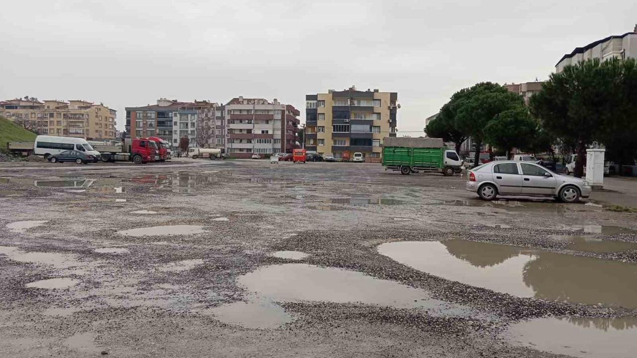Bergama'da Pazar Yeri Sorunları: Su Birikintileri ve Çevre Kirliliği