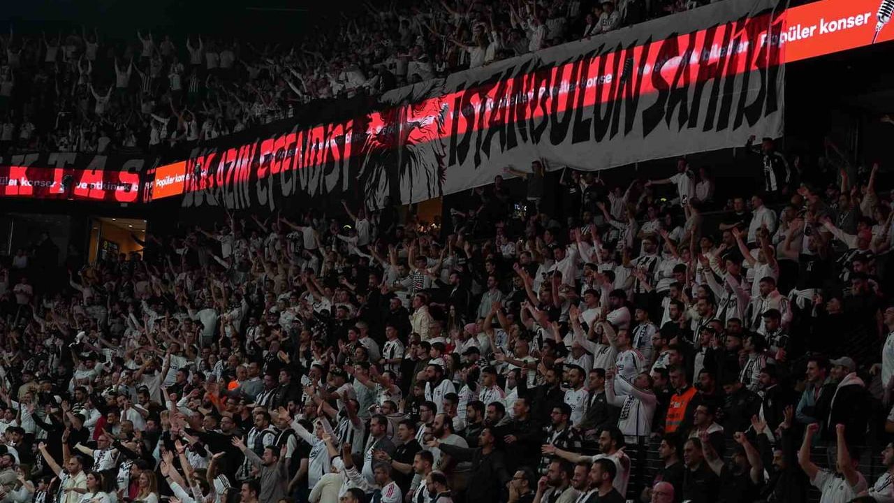 Beşiktaş - Fenerbahçe Derbisinde Tribün Olayları