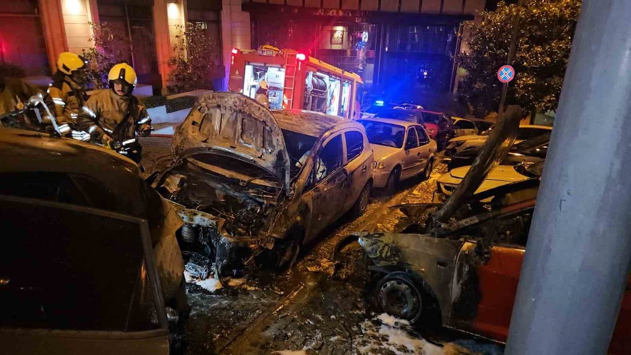 Beşiktaş'ta Yangın: Park Halindeki Araçlar Alev Alev Yandı
