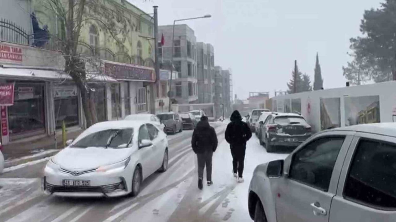 Besni'de Kar Yağışı Başladı