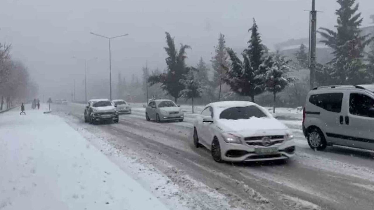 Besni'de Kar Yağışı Hayatı Olumsuz Etkiledi
